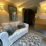 Hidden Stay, Elegant With Free Parking