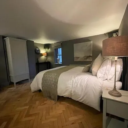Hidden Stay, Elegant With Free Parking