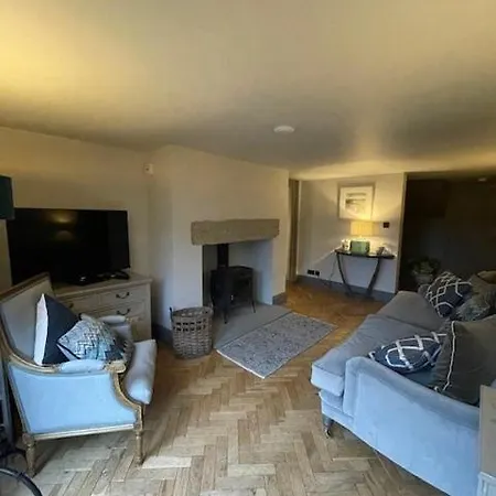 Hidden Stay, Elegant With Free Parking