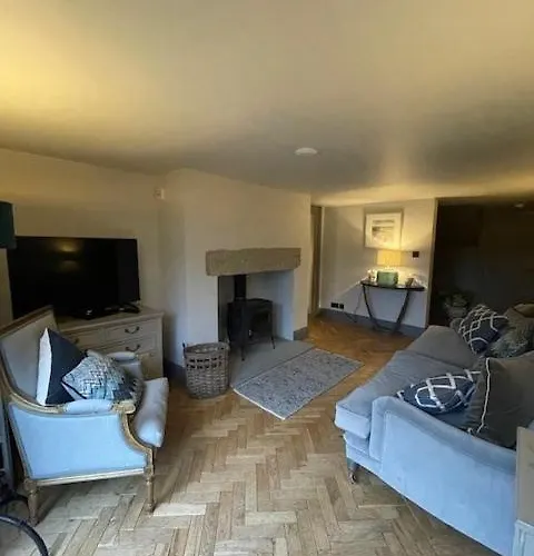 Hidden Stay, Elegant With Free Parking