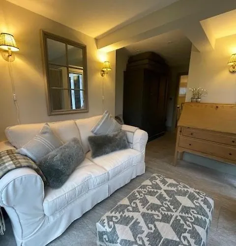 Hidden Stay, Elegant With Free Parking